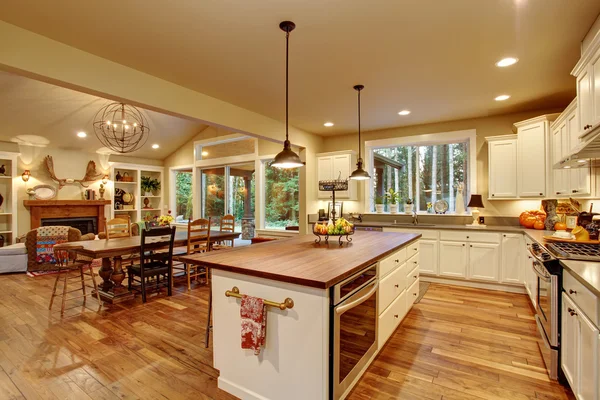 Cozinha clássica com piso em madeira e uma ilha . Fotografias De Stock Royalty-Free
