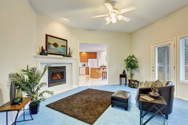 Georgous oturma odası, parlak mavi halı. 