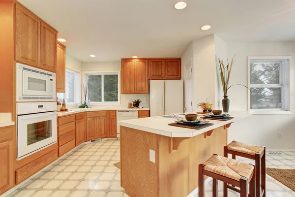 Barras de cocina de azulejo | Diseño de cocina marrón con gabinetes de