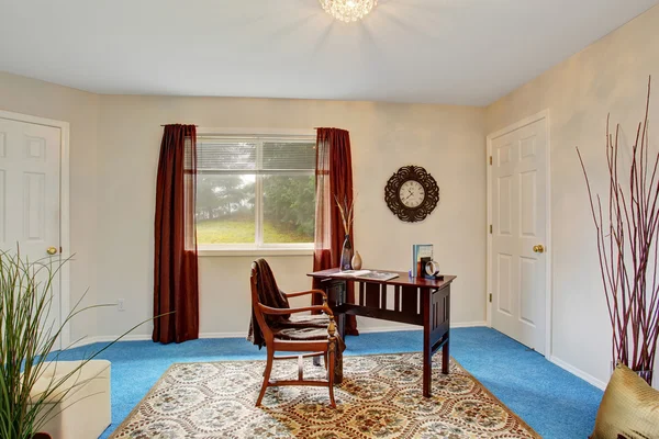 Élégante salle de bureau avec fenêtre et bureau — Photo