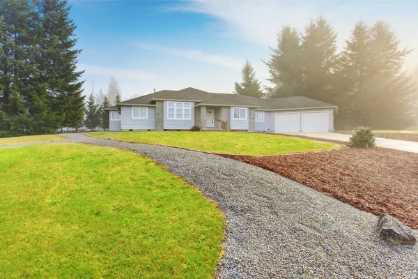 Nice modern house with driveway. — Stock Photo, Image