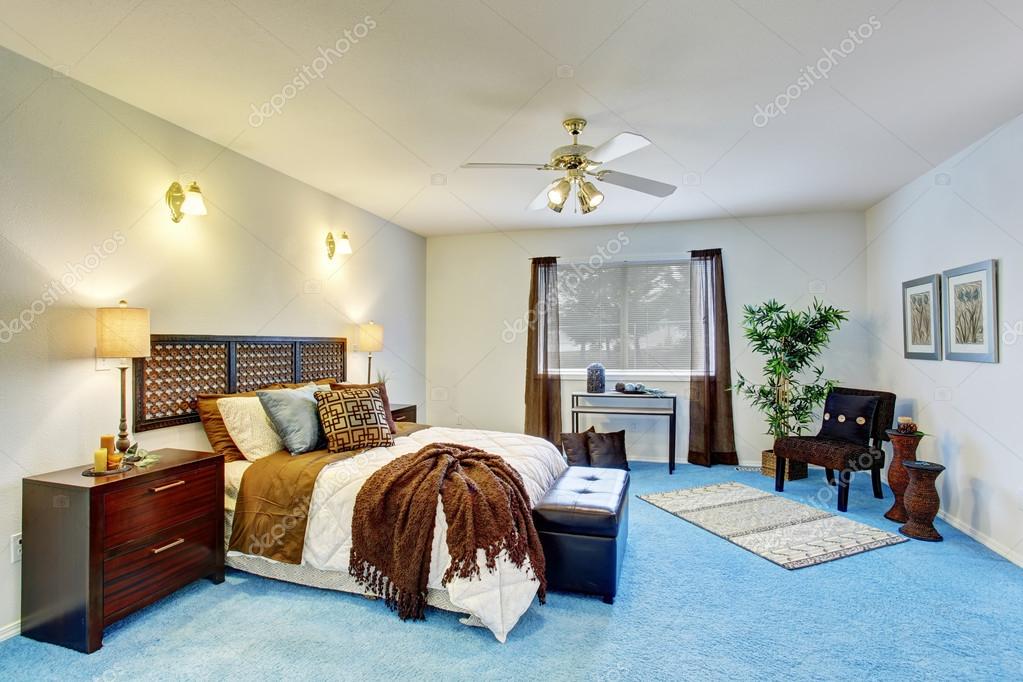 master blue carpet white bedding. — Photo