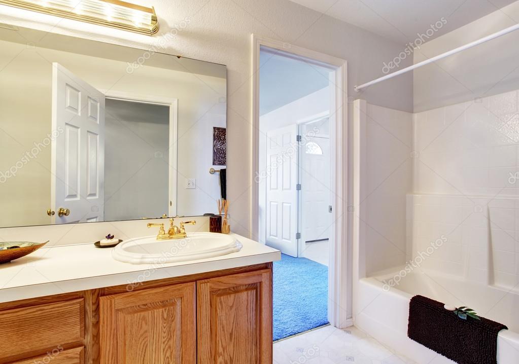 eenvoudige badkamer met ligbad douche — Stockfoto © iriana88w #76499791 eenvoudige badkamer met ligbad douche — Stockfoto © iriana88w #76499791