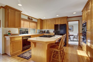 Ahşap döşeme ve ada ile klasik mutfak.