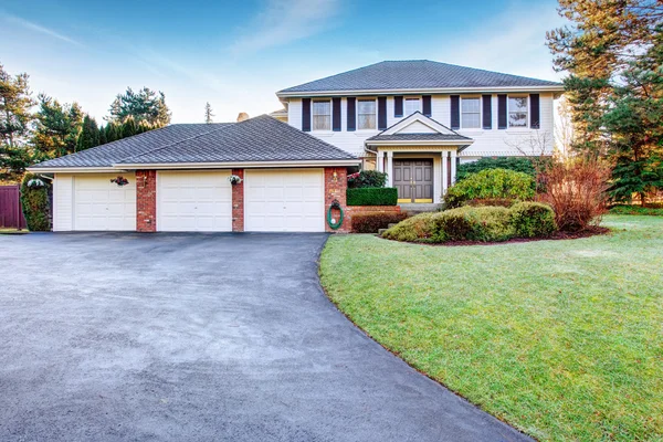 Brick house with greenery and driveway. — Stock Photo, Image