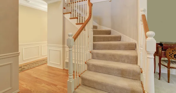 Schöner und heller Eingangsbereich mit Treppe. — Stockfoto