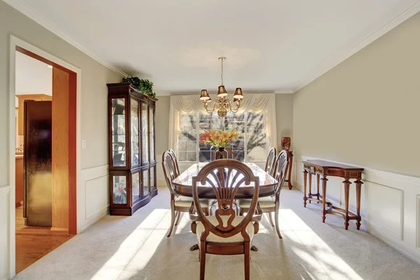 Sala de jantar brilhante com mesa e cadeiras . — Fotografia de Stock