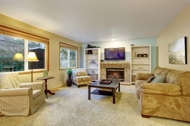 Şömine ile güzel oturma odası.