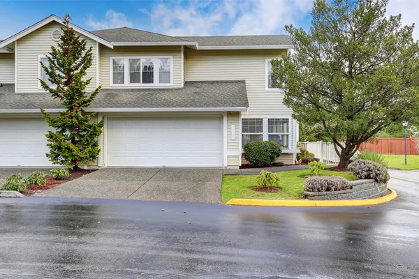 Large modern house with two garage spaces. — Stock Photo, Image