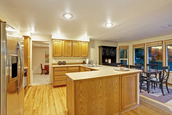 Tradiční kuchyně s dřevěnou podlahu. — Stock fotografie