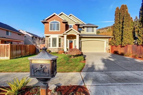 Large modern house with driveway, and garage. — Stock Photo, Image