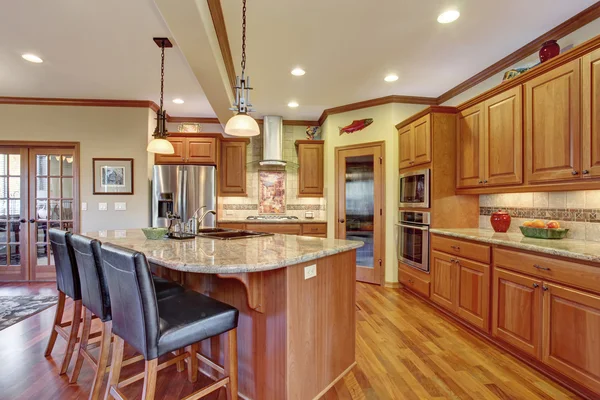 Traditional kitchen with marble counters. — Stock Photo, Image