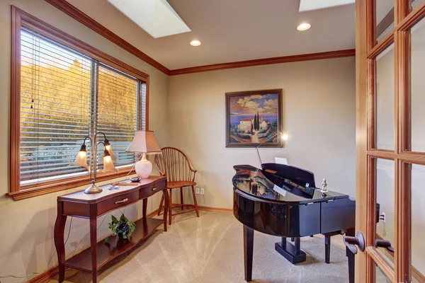 Pěkná kancelář místnost s klavírem. — Stock fotografie