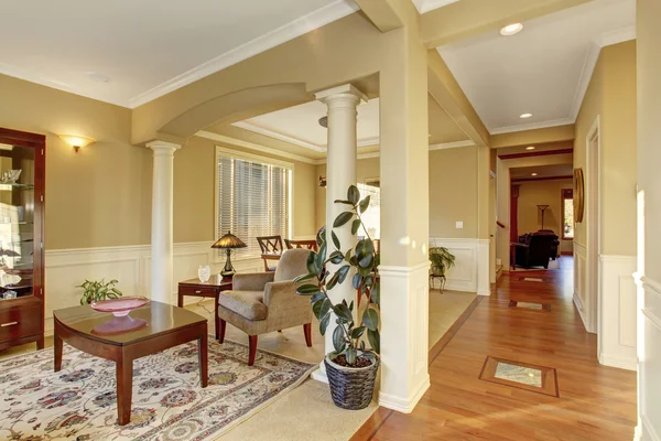 Elegantes Familienzimmer mit schönem Dekor. — Stockfoto