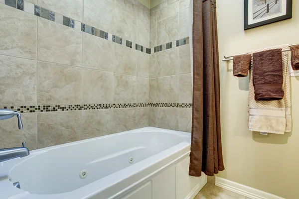 Nice bathroom with tile floor. — Stock Photo, Image