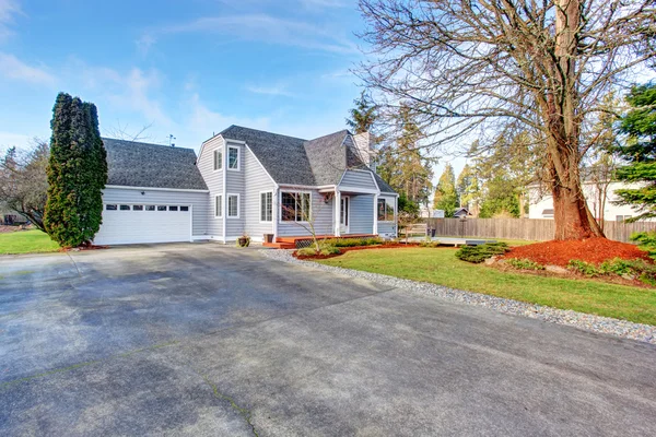 Modernes Haus mit Gehweg und Garage. — Stockfoto