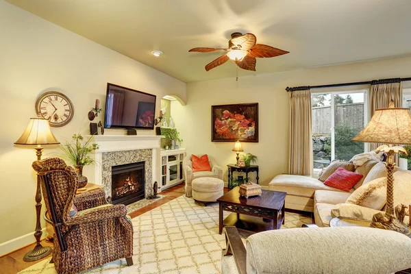 Gemütliches Wohnzimmer mit Teppich und Kamin. — Stockfoto