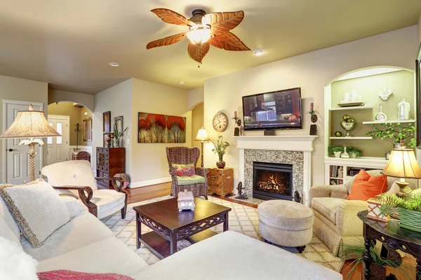Salon confortable avec tapis et cheminée . — Photo