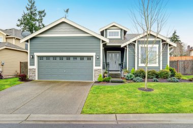 Çim ve driveway ile güzel modern ev.