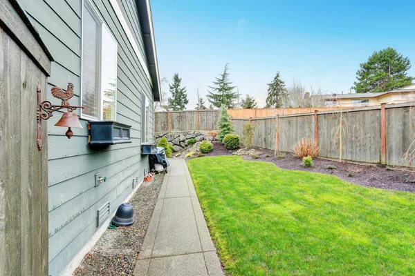 Vackra moderna hem med gräs och uppfart. — Stockfoto