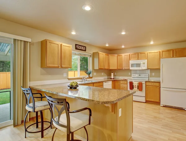 Cocina clásica con suelo de madera . — Foto de Stock