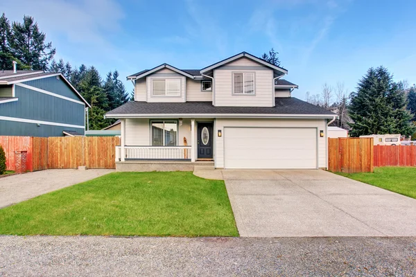 Traditional northwest home with driveway. — Stock Photo, Image