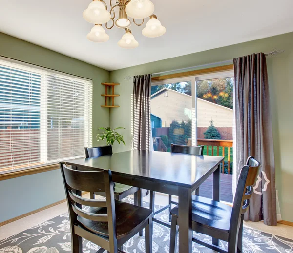 Nice dinning room with carpet and windows. — Stock Photo, Image