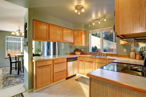 Beautiful traditional kitchen with hardwood floor. — Stock Photo, Image