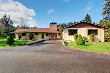 uzun driveway ile küçük otantik ev.