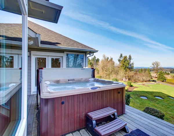 Pont arrière traditionnel avec grandes fenêtres et baignoire jacuzzi . — Photo