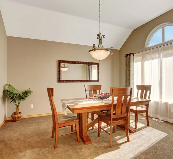 Traditional dinning room with carpet, in beautiful northwest hom — Stock Photo, Image