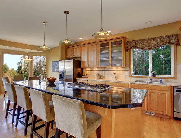 Gorgeous kitchen in perfect traditional home. — Stock Photo, Image