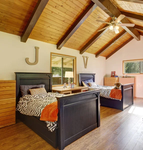 Habitación elegante para niños con techo abovedado y ventilador . — Foto de Stock