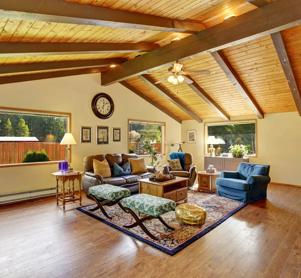 Perfect traditional living room with beautiful decor. — Stock Photo, Image