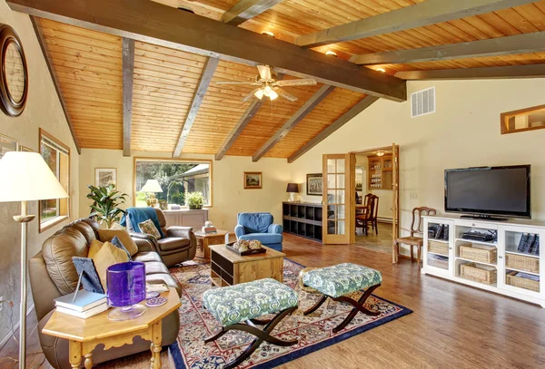 Perfektní tradiční obývací pokoj s krásnou výzdobou. — Stock fotografie