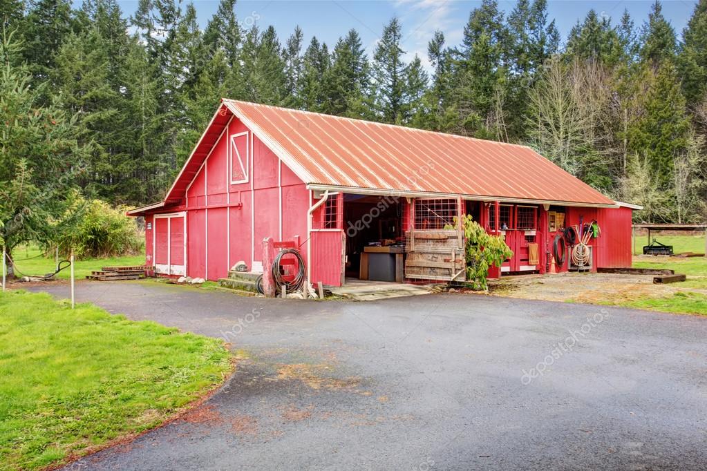 Auténtico granero rojo con las fuentes de. — Foto de stock © iriana88w