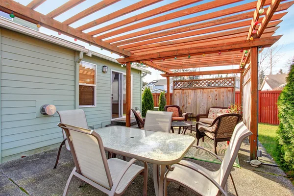 Perfecte achtertuin met patio en jacuzzi bad. — Stockfoto