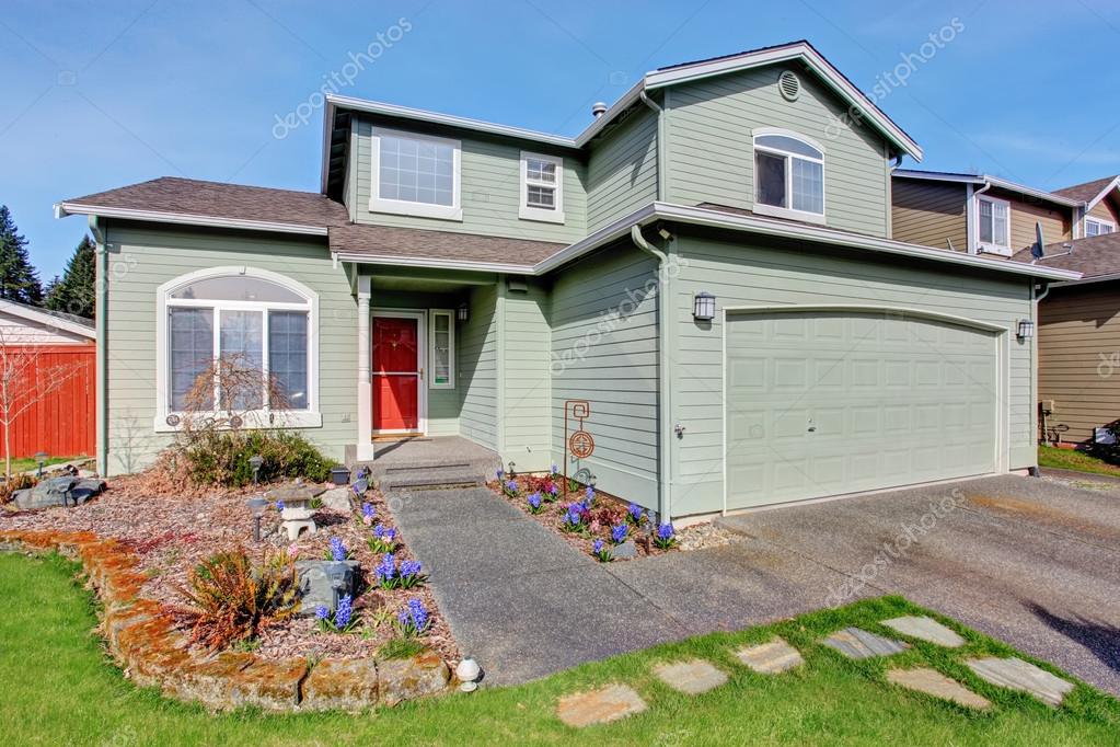 Casa verde moderna con jardín patio delantero . — Fotos de Stock