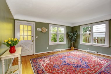 Şık dekor ve yeşil duvar büyük açık Oda.