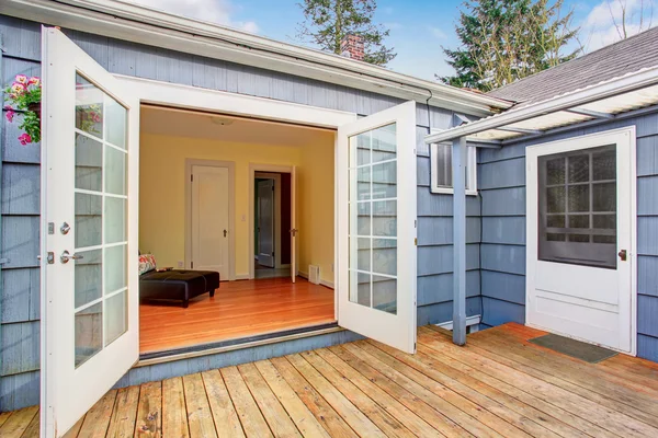 Elegantes puertas de cristal blanco que conducen a la cubierta trasera . — Foto de Stock