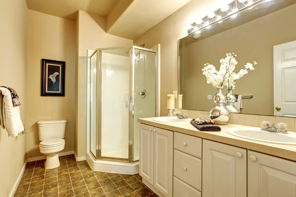 Schickes Badezimmer mit weißen Wänden und gläserner Dusche. — Stockfoto