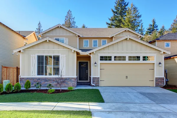 Puertas de garaje doble marrón de madera — Foto de stock