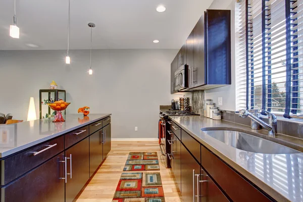 Cocina azulejo negro | Pequeño pero práctico cocina con gabinetes negro