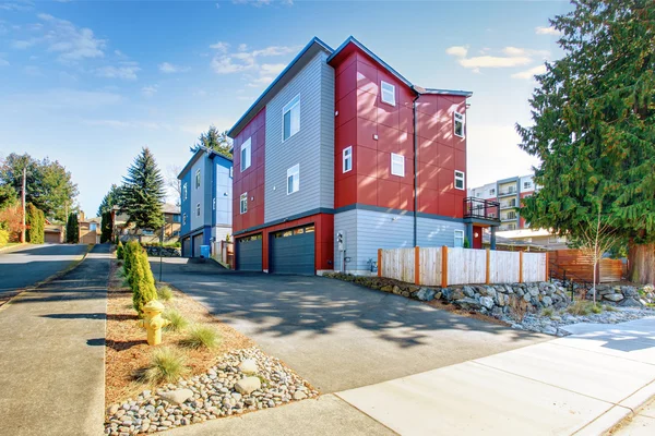 Sehr moderne rote und blaue Wohnung. — Stockfoto