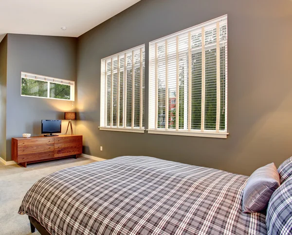 Ekose yatak takımları da dahil olmak üzere klasik bir bükülme ile modern yatak odası. — Stok fotoğraf