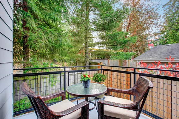 Perfecte balkon met stoelen en tafel. — Stockfoto