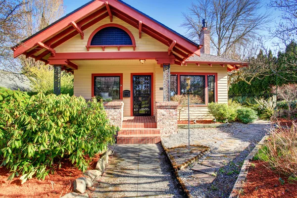 Gorgeous northwest home with red trim. — Stock Photo, Image