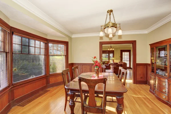 Bem juntos sala de jantar com piso de madeira . — Fotografia de Stock