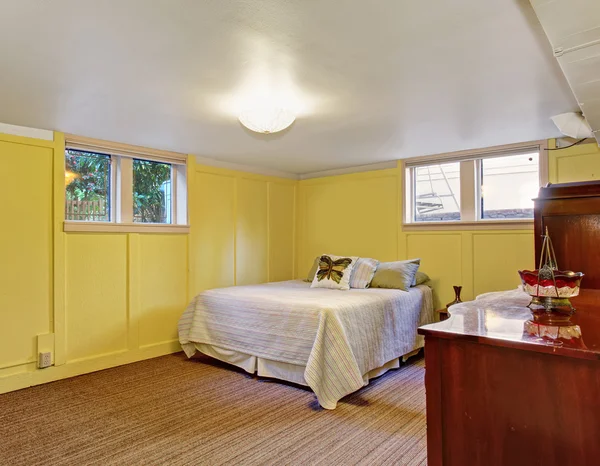 Cozy bedroom with yelow walls and windows. — Stock Photo, Image