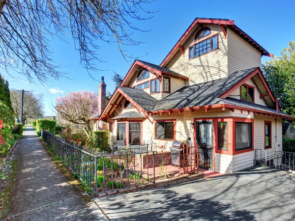 Gorgeous northwest home with red trim. — Stock Photo, Image